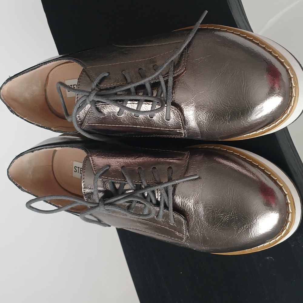 Steve Madden shoes sz 8 fit like a 7 1/2 silver